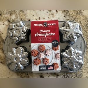 Nordic Ware Frozen Snowflake Cakelet Pan (Brand New)